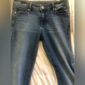 Armani Exchange (A|X) blue denim jeans in a Skinny / Jambe Étroit fit.